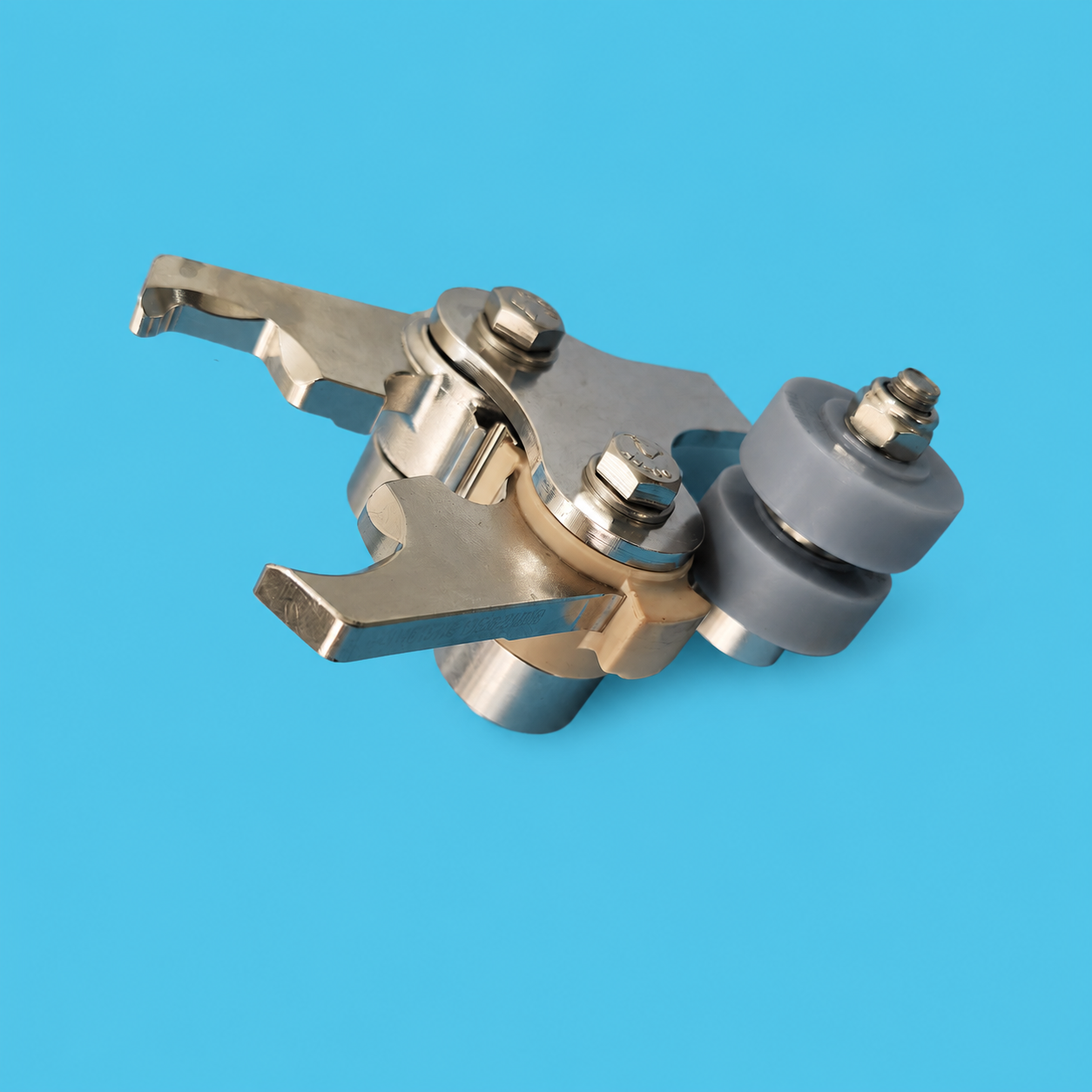 Filling bottle clamp assembly for beverage filling systems